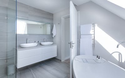 Aménager une salle de bain : astuces pour une séparation pratique et esthétique